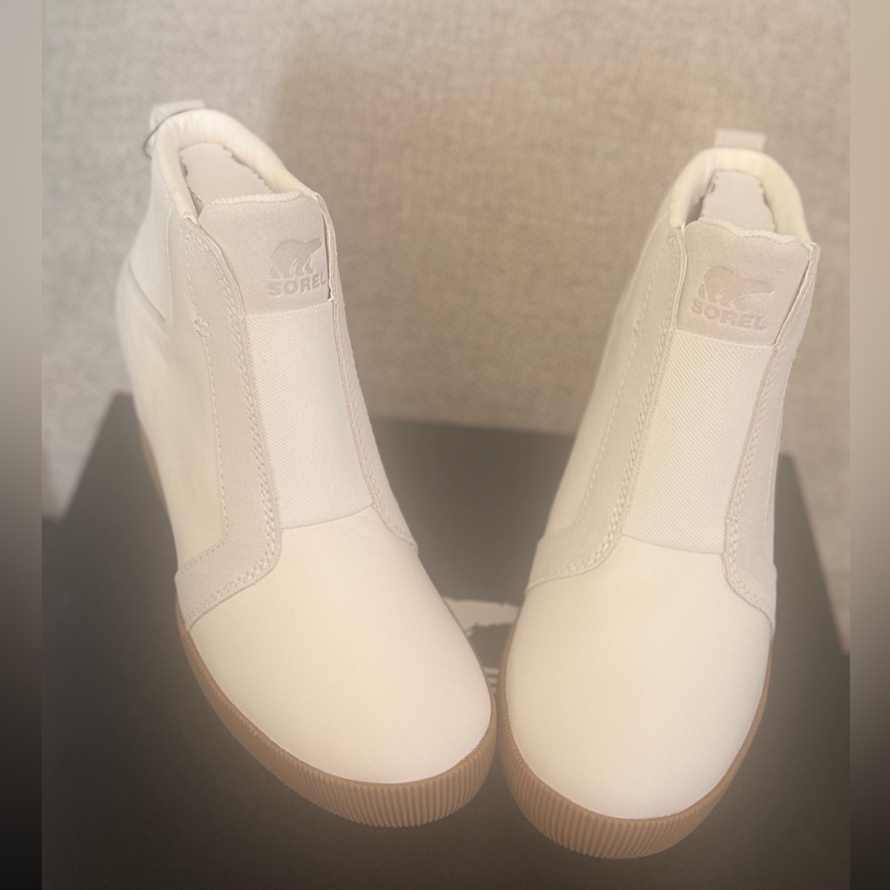 Sorel Women's White and Gum sole leather booties